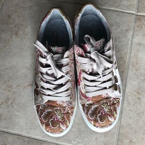 Nine West Embroidered Floral Sneakers Size 7.5